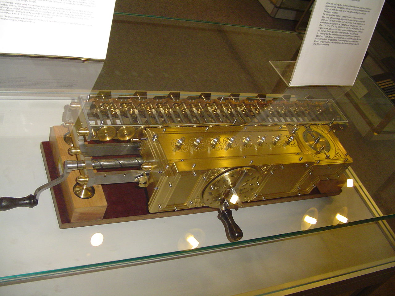 ライプニッツの計算機。出典：Wikipedia