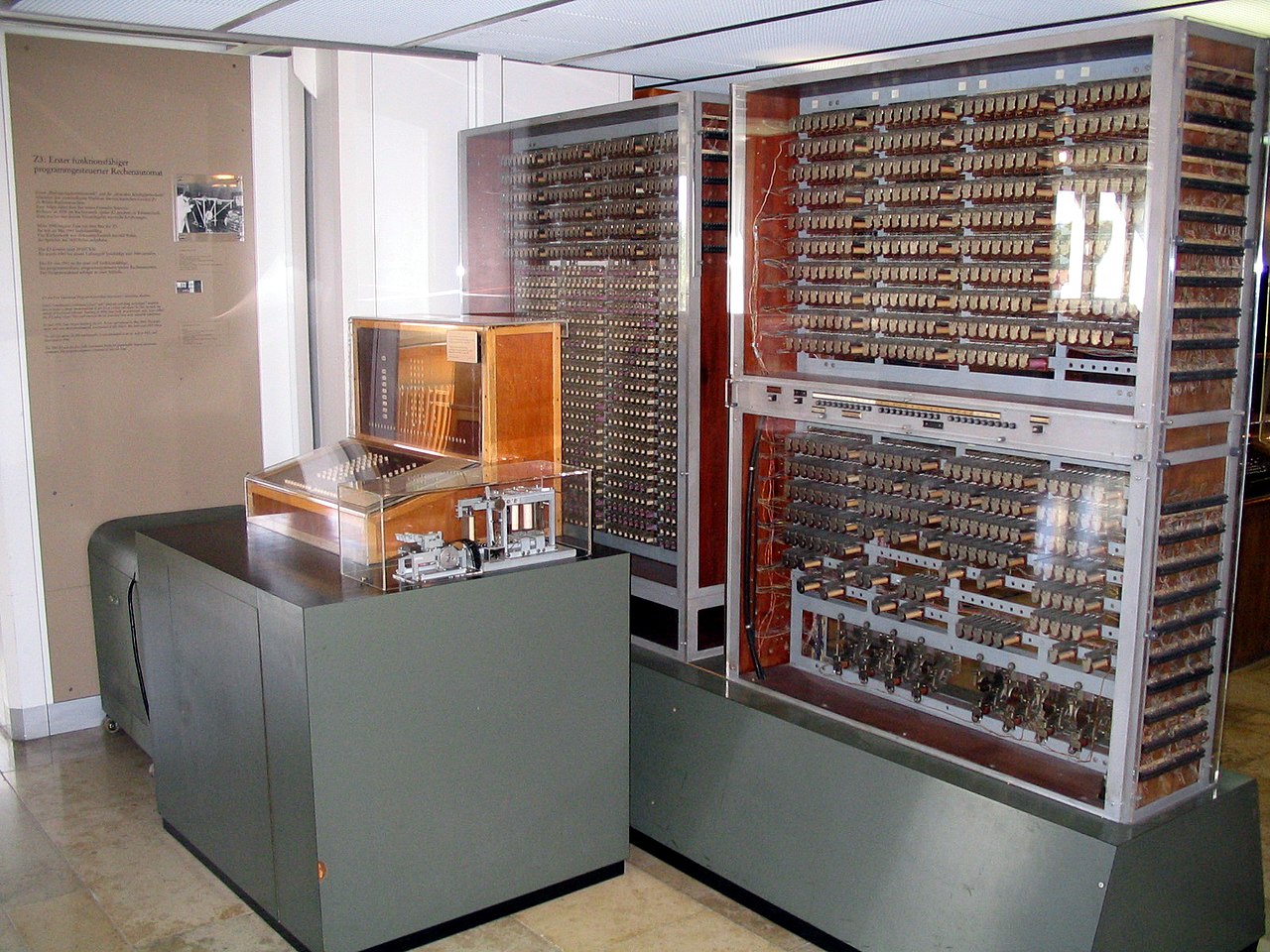 Zuse Z3 のレプリカ（ミュンヘンドイツ博物館）。出典：Wikipedia