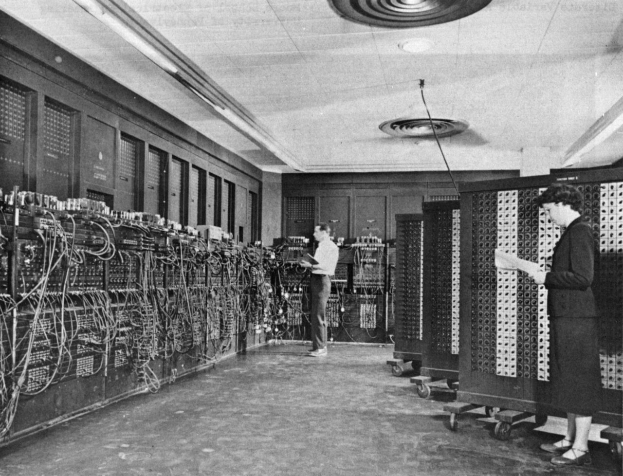 ENIACの制御パネル(左)とファンクションテーブル(右)。出典：ENIAC - Wikipedia