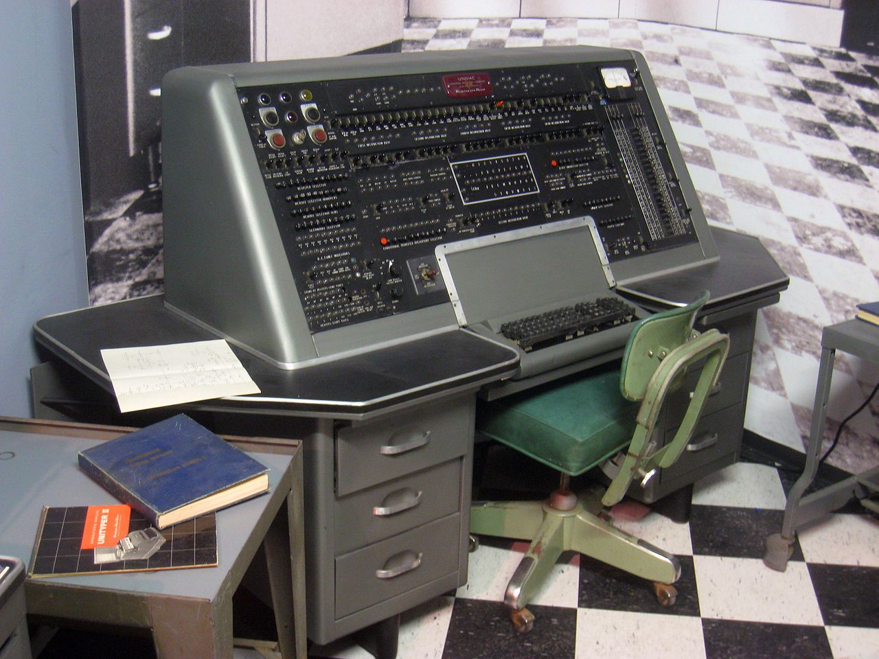 UNIVAC Iオペレーターコンソールi。出典：UNIVAC I - Wikipedia
